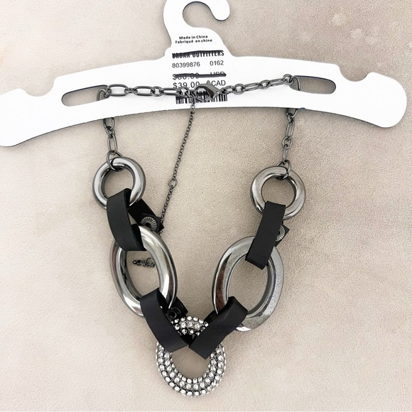 NWT Urban Outfitters Urban Black Silver Large Chainlink Statement Necklace - Picture 1 of 3